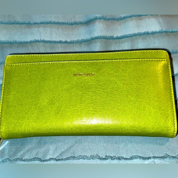✨ Elevate Your Style with the Matt & Nat Green Wallet! - Picture 1 of 4